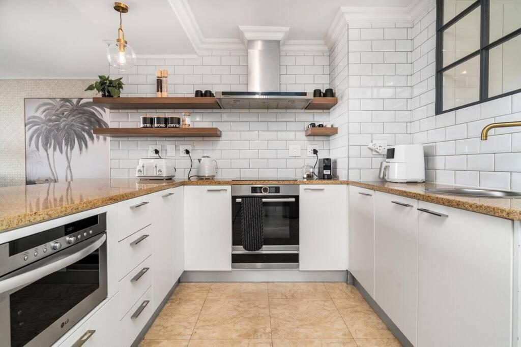 Styled Top Floor Apartment, With Back-Up Power 케이프타운 외부 사진